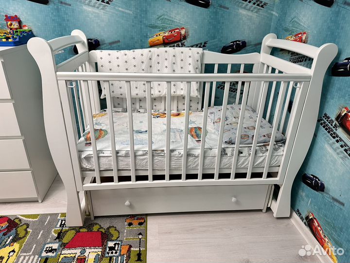 Детская кроватка с поперечным маятником