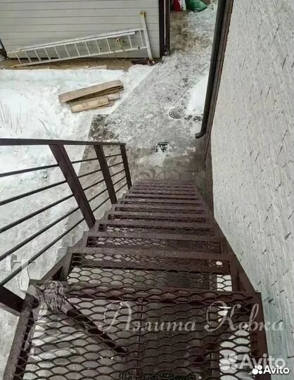 Лестница уличная с площадкой