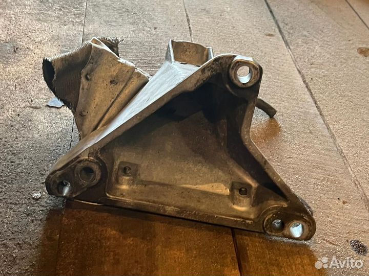 Кронштейн коробки Volkswagen Passat B5