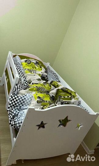 Кроватка от 2х лет из массива сингл с бортиком