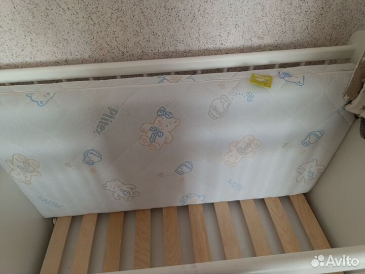 Детская кроватка с маятником и ящиком