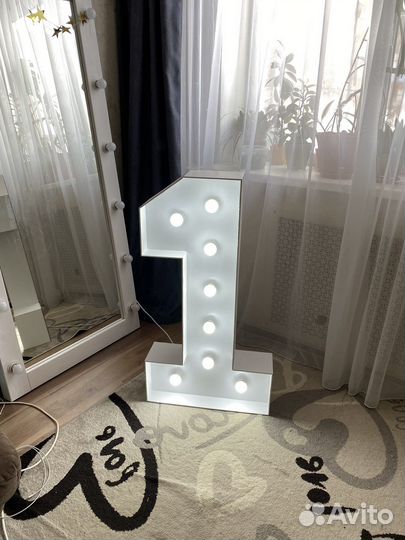 Цифра 1, 5 и 0 с лампочками к фотозоне