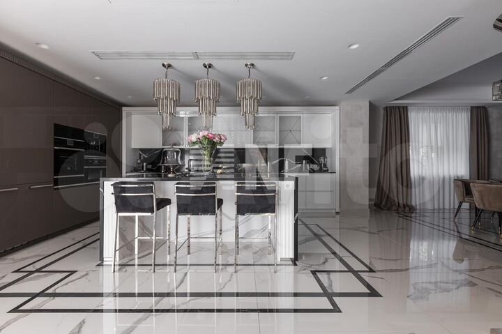 Дом 650 м² на участке 12 сот.