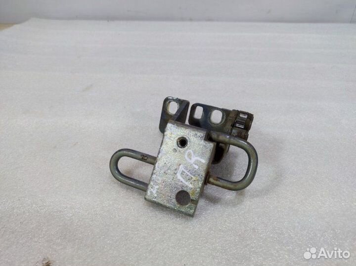 Петля двери передняя правая Volkswagen Jetta