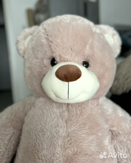 Большой плюшевый медведь