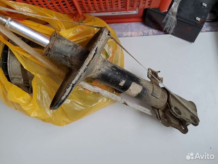 Передний амортизатор Тойота Рав 4