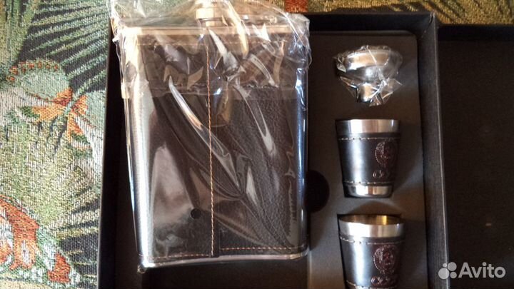 Фляжка с подарочным набором