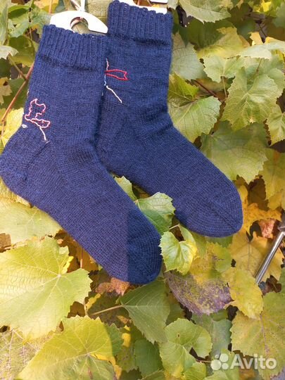 Шерстяные носки вязанные с вышивкой