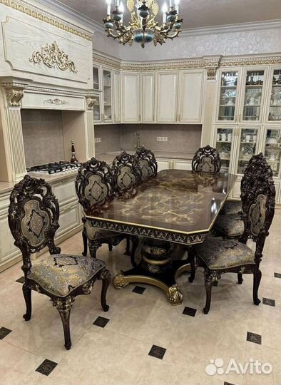 Большой обеденный стол и стулья