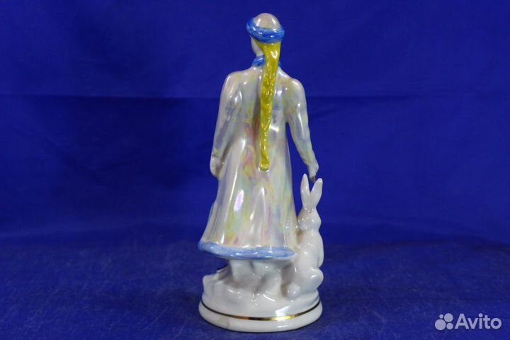 Фарфоровая статуэтка. Снегурочка с зайцем Девушка
