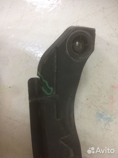 Кронштейн задний правый Skoda Octavia A5 2009-2012