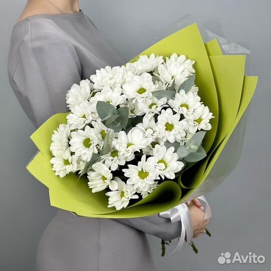 Букет кустовых ромашковидных хризантем с эвкалипто