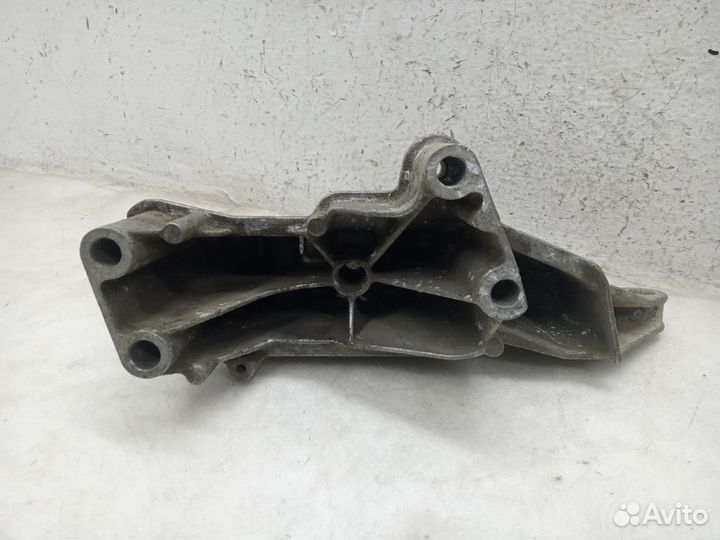 Кронштейн двигателя volkswagen golf 4 Правый