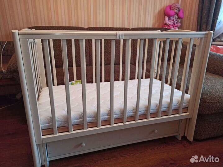 Детская кроватка с маятником и ящиком