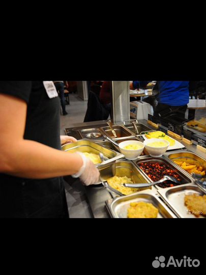 Офицант линии раздачи