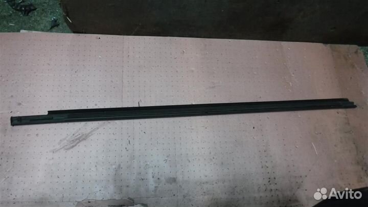 Накладка стекла переднего левого Mitsubishi Lance