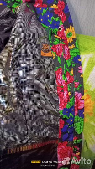 Красивый яркий пуховик