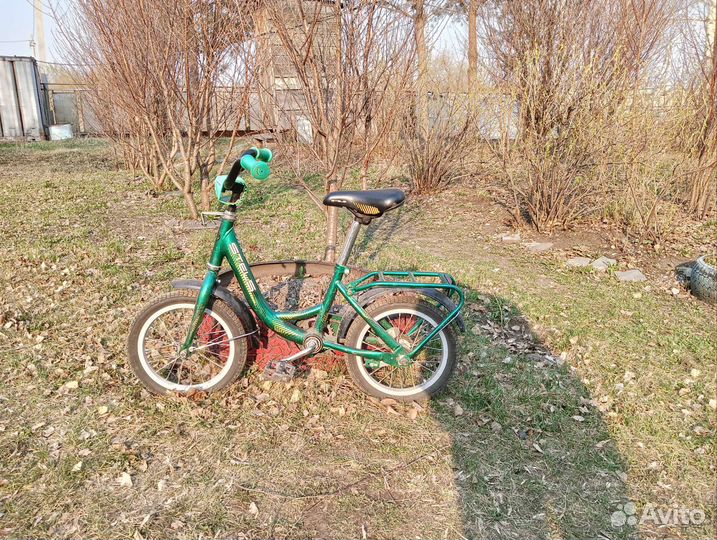 Детский велосипед с боковыми колесами