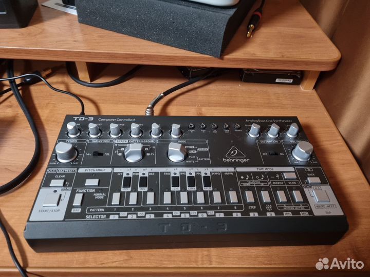 Продам аналоговый синтезатор Behringer TD-3-BK