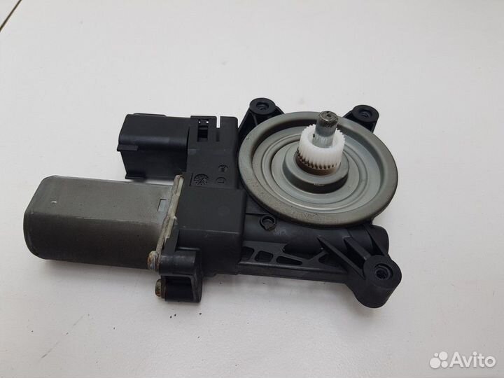 Моторчик стеклоподъемника задний левый