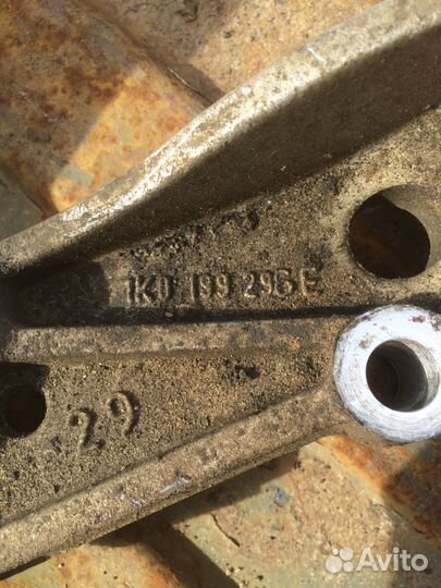 Рычаг кронштейн передний Audi A3 2010 г.в