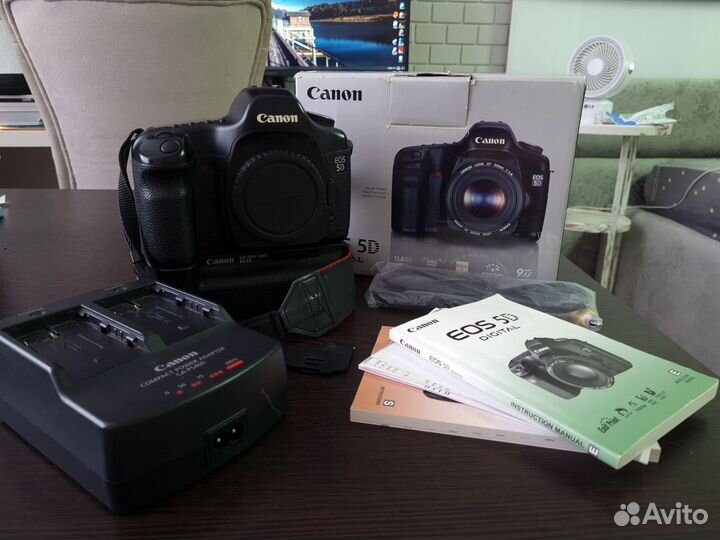 Зеркальный фотоаппарат Canon EOS 5D полный кадр