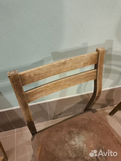 Два стула и вешалка для одежды