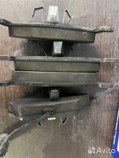 Передние тормозные колодки с датчиком на поло