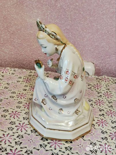 Статуэтка фарфоровая Малахитовая шкатулка. СССР