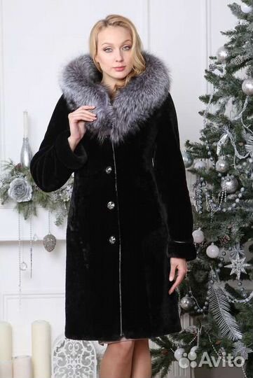 Шуба из мутона с капюшоном, отделка чернобурка