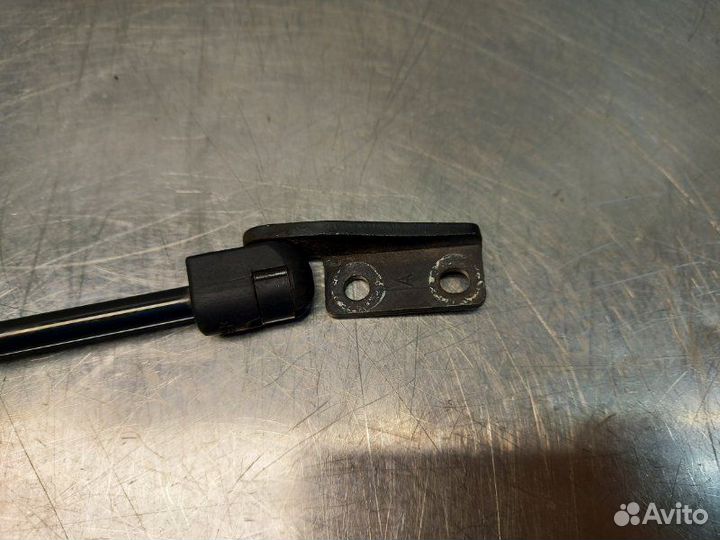 Упор крышки багажника задний Mitsubishi Outlander