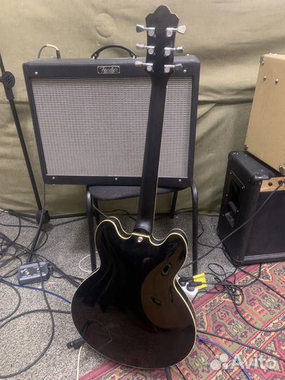 Полуакустическая электрогитара