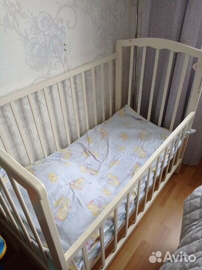 Детская кроватка с продольным маятником