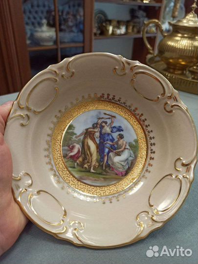 Фарфоровая декоративная тарелка