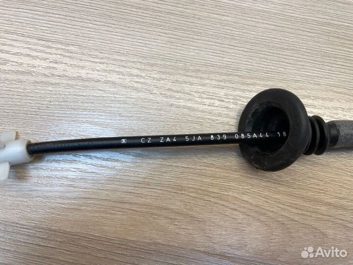 Трос замка двери задний левый Skoda Rapid