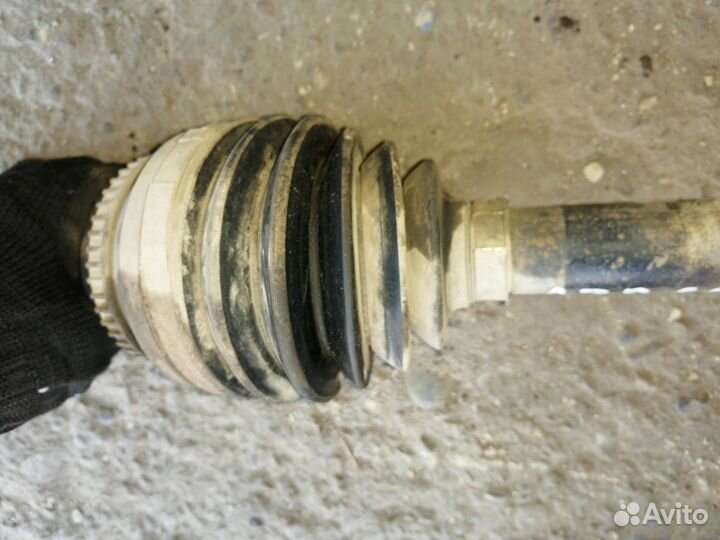 Полуось передняя левая Toyota Voxy AZR60G