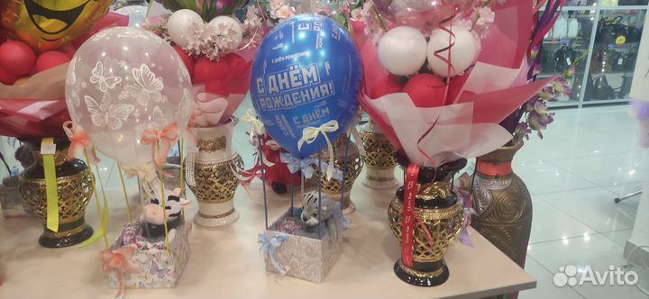 Букет из шаров с конфетами и игрушкой