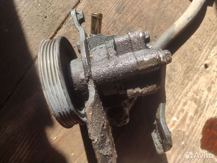 Насос Гура Нисан Блюберд U14