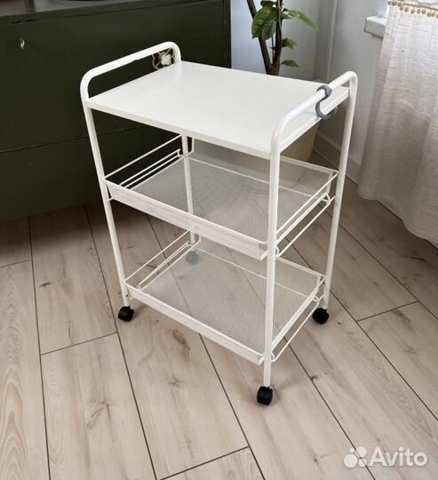 Медицинский столик на колесиках