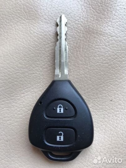 Оригинальный ключ от автомобиля Toyota Corolla 200