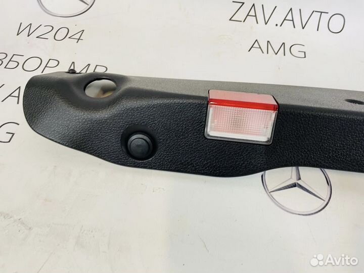 Накладка замка багажника Mercedes W204