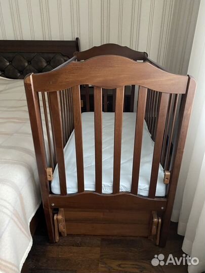 Детская кроватка с поперечным маятником