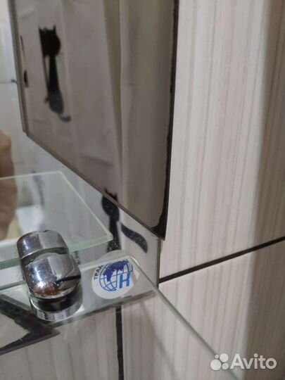 Зеркало в ванную бу с полкой