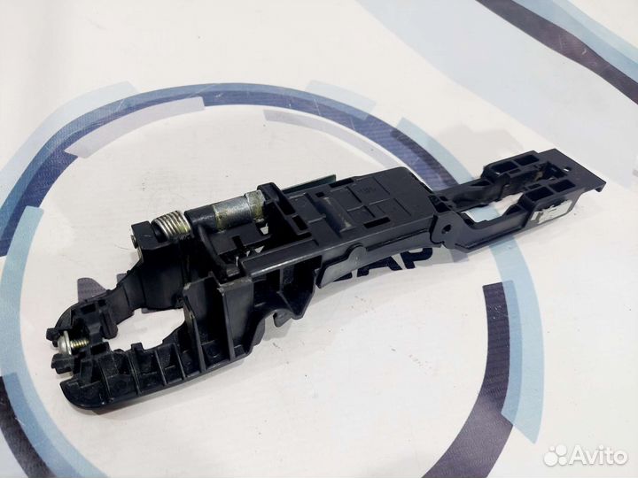 Кронштейн ручки двери перед лев Nissan Teana J32