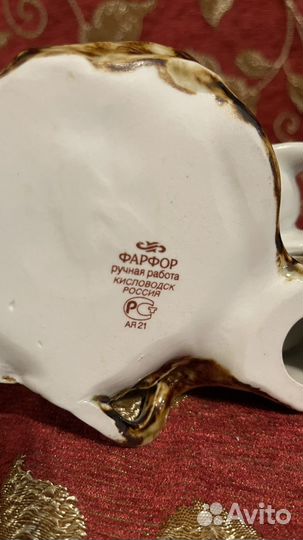 Голуби фарфоровая статуэтка