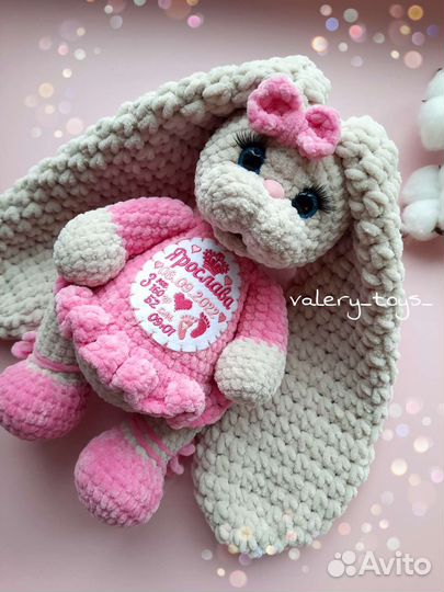 Вязаная игрушка зайка ручной работы с метрикой