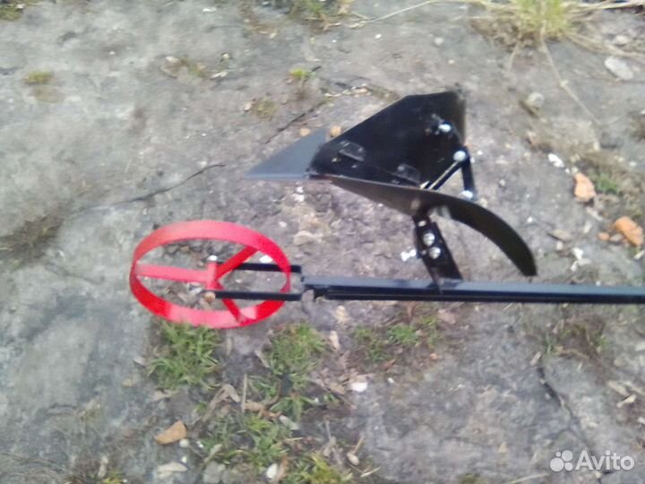 Плуг-окучник ручной