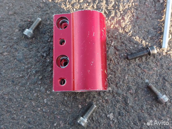 Четырёх болтовый зажим для трюкового самоката