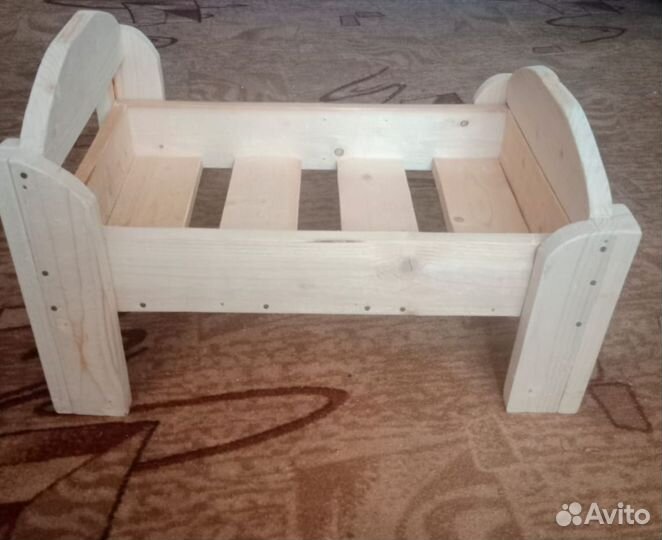 Кроватка для кукол. Стол. Стул. Отдам бесплатно