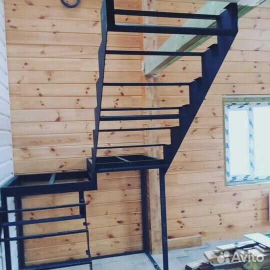 Лестница на металлокаркасе безопасная